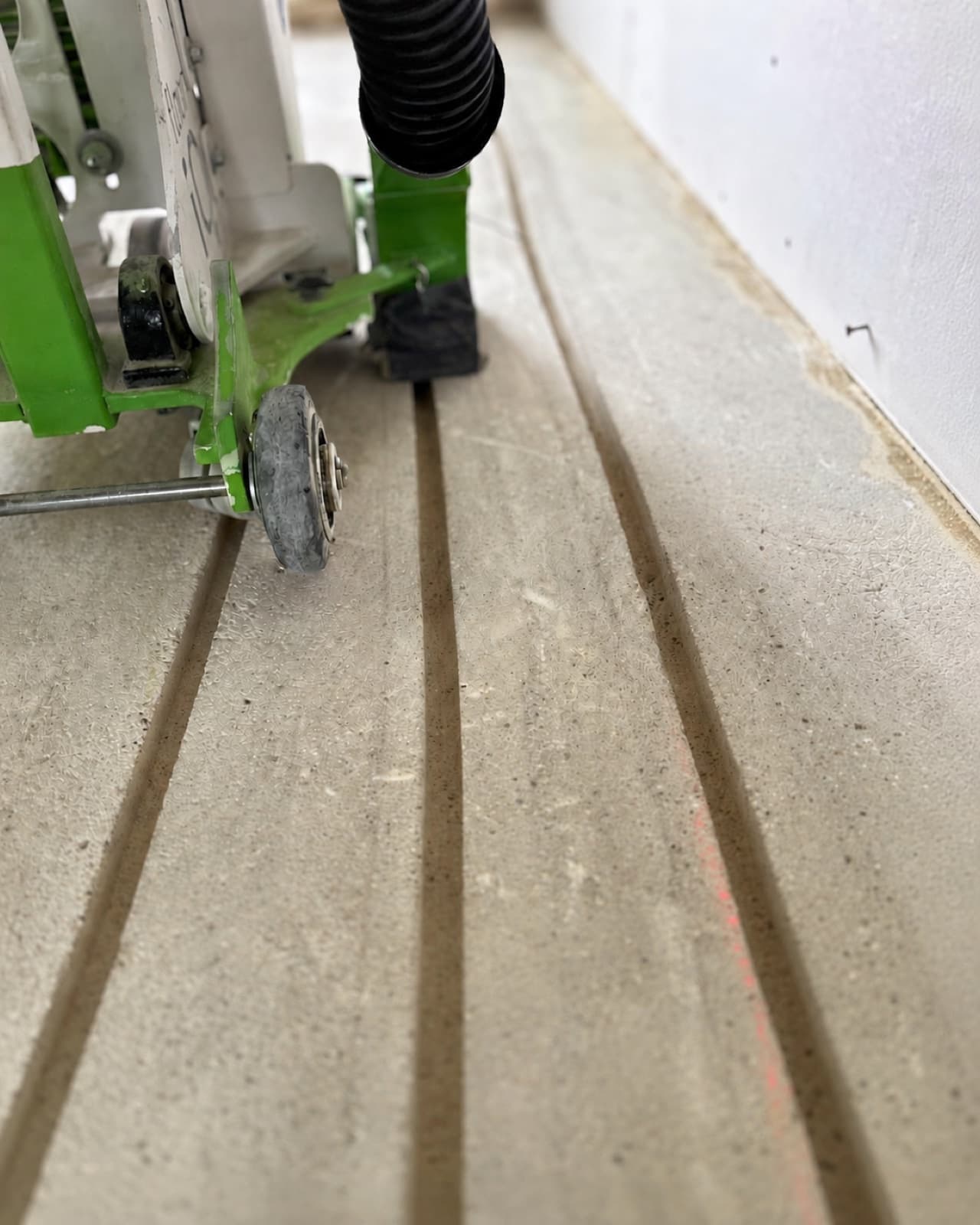 Gefräste Kanäle für eine Fußbodenheizung