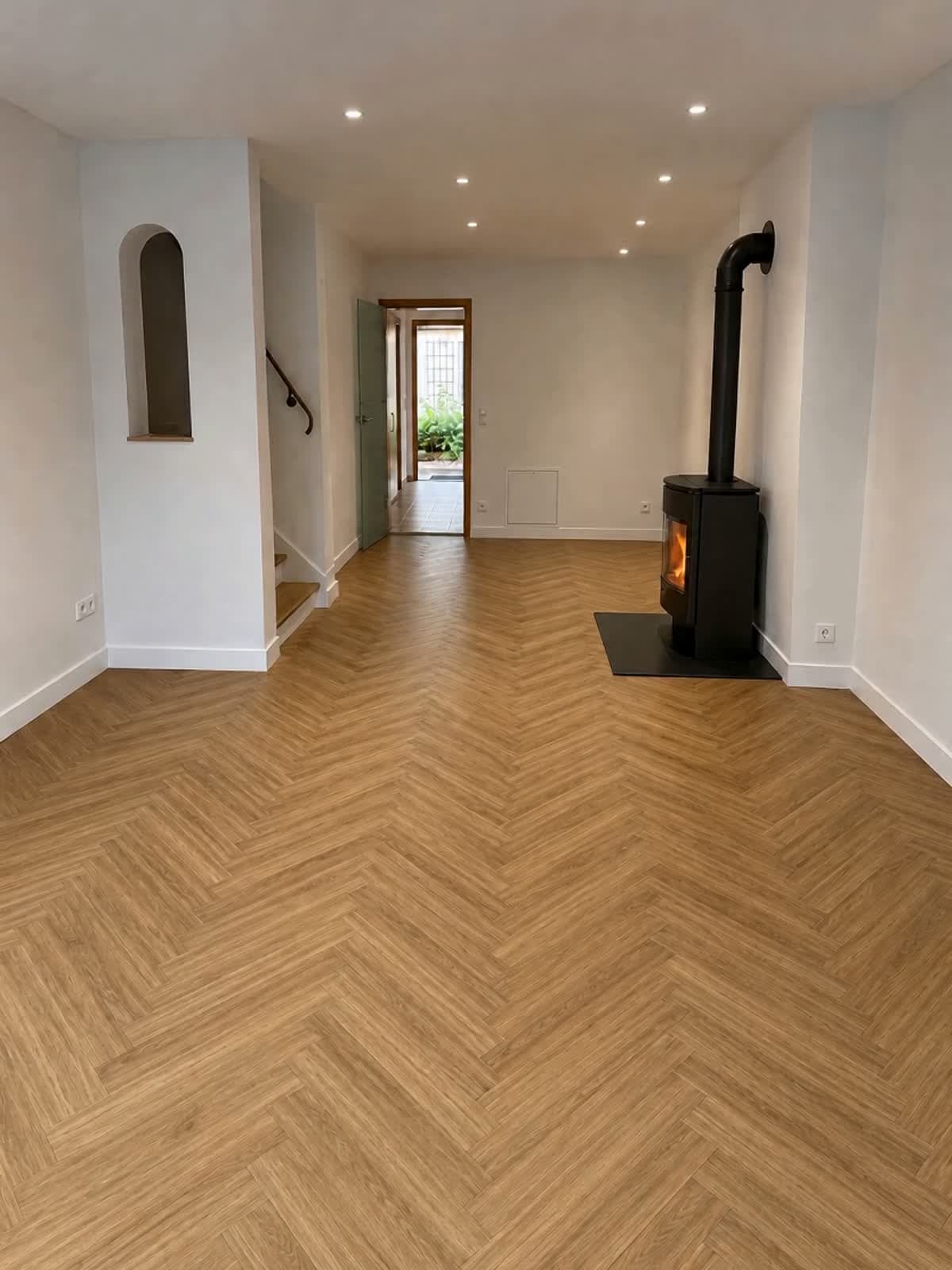Derselbe Wohnraum nach der Sanierung mit Parkett und Kaminofen